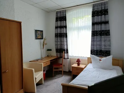 Hotel Zum Goldenen Löwen فنادق في Schkopau