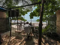 12 Monks Hostel Các khách sạn gần Fort Terekhol
