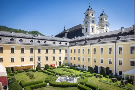 Schlosshotel Mondsee Отели рядом с достопримечательностью «Red Bull Headquarters»