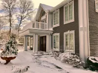 Frederick William House Hotels near Old Silver Beach