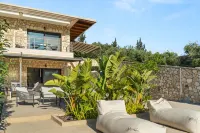 Christie's Luxury Suites by Dandy Hospitality - 4-Star