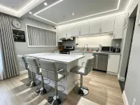 Bright&Modern Space Perfect for couple and Family Step to public transit in Toronto Hotels near IKEA North York
