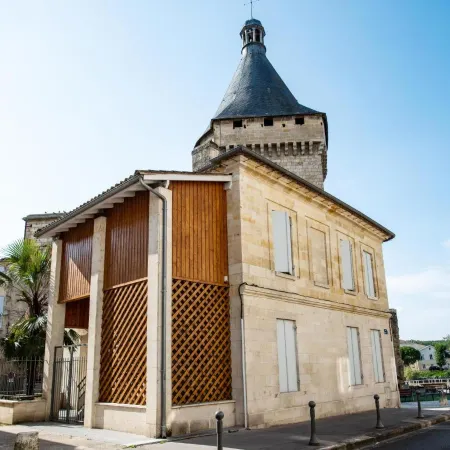Logis Hôtel de la Tour Отели в г. Либурн