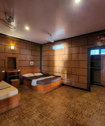 ห้องดีลักซ์เตียงใหญ่พร้อมระเบียงและวิวทะเล