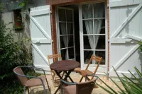 Chambres d'Hôtes les Douves Hotels in Saint-Thomas