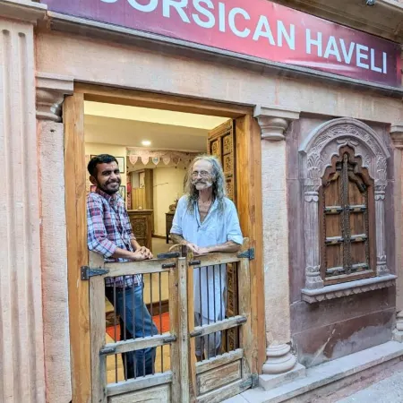 Corsican Haveli Отели рядом с достопримечательностью «Башня с часами Ghanta Ghar»