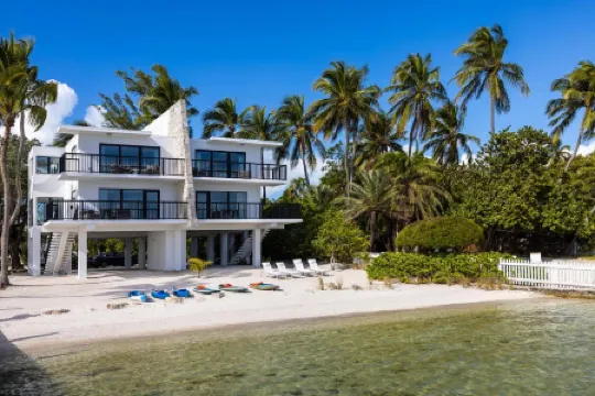 Pines & Palms Resort