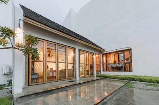 รูปภาพของWhite Wall Riverfront Hotel