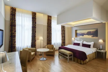 Opera Hotel Отели рядом с достопримечательностью «Дом с котами»