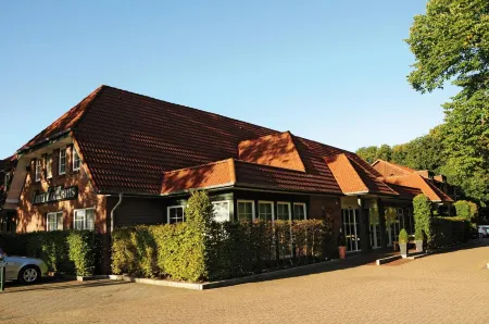 Hotel Zum Zollhaus Отели в г. Яде