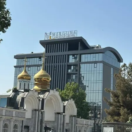 Mir Luxe Plaza Отели рядом с достопримечательностью «Свято-Успенский Кафедральный Собор»