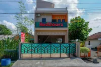 RedDoorz Syariah near Stasiun Gumilir Cilacap Hotel dekat Penyebrangan Prenca