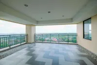 Well Designed Studio Room Transpark Cibubur Apartment by Travelio Отели в г. Джакарта