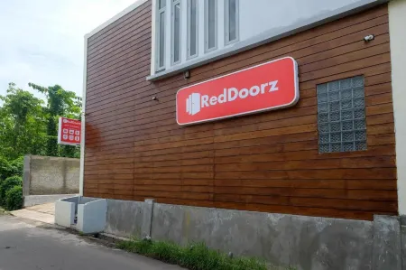 RedDoorz Near Exit Tol Pekalongan Отели в г. Batang