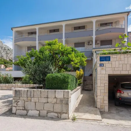 Apartments and Rooms Denis
