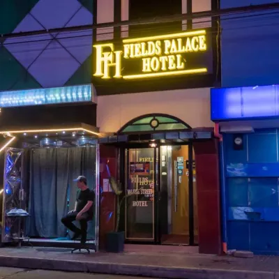 فيلدز بالاس هوتل Hotels near رد لايت ديستريكت