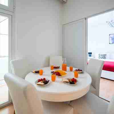 Bright and Modern 1Bdr Apartment in the Center Dining/Meeting Rooms