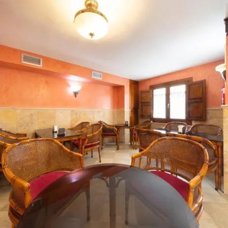 Hostal SIN Recep24H Puerta de la Villa - Pet Friendly & Restaurante