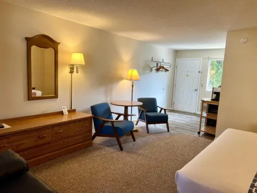 Four Seasons Inn Hotels in Haywood County