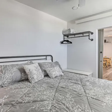 Walk to Dining, Breweries and Shops! Dtwn Custer Apt Hotels in Custer