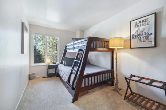 10 Mi to Palisades Tahoe! Condo with Game Room