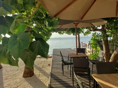 Comfy Cool Breeze by eMzaz Отели рядом с достопримечательностью «Meeru Island Resort and Spa»