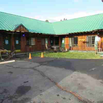 The Woodsman Country Lodge Hotel Exterior
