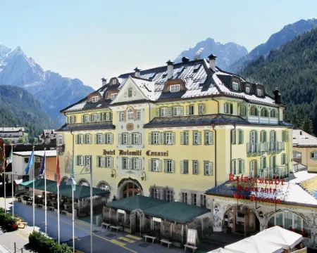 Hotel Dolomiti Schloss Hotels in Canazei