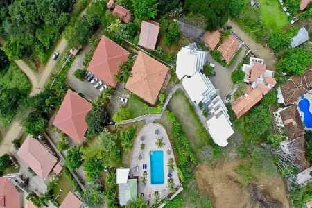 Tropical Condo with Spectacular Ocean Views, Panoramic Dining Terrace & Quick Walk to Beach