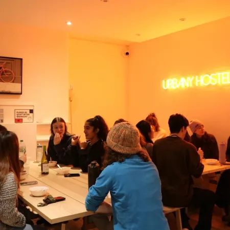 Urbany Hostel London 18-40 Years Old Отели рядом с достопримечательностью «Улица Уэстбурн-Гроув»