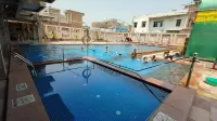 Ratna Hotel & Banquet - 游泳池