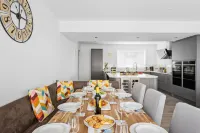 Greenacre - Close to Beaches with Hydropool Spa