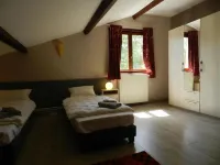 Gite du Domaine des Pierres Dorees Hotels in Bully