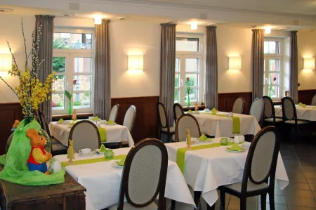 Hotel Josten Отели в г. Неттеталь