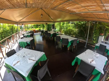 Hotel la Torricella Отели рядом с достопримечательностью «Happy Camp California»