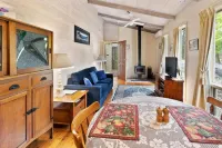 Clarendon Chalets Hotels in Ob Flat