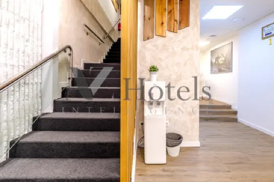 Ayz Princesa-Auto Check-in Property Отели рядом с достопримечательностью «Небоскреб "Испания"»