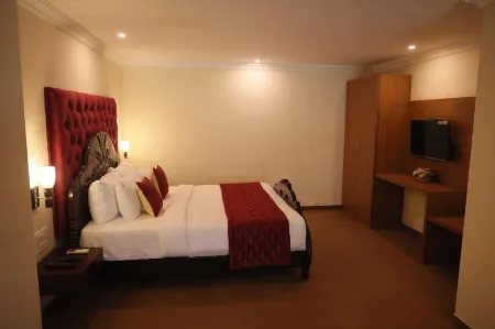 The Hotel Raja Palace Отели рядом с достопримечательностью «Anna nagar park»