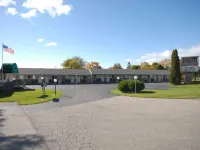 Wayside Motel - parking