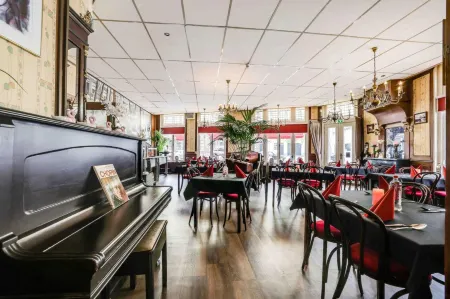 Hotel Restaurant 't Heerenlogement Отели в г. Makkum