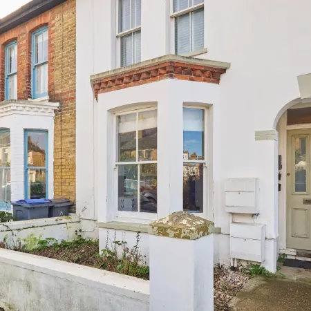 Host & Stay - Sail Away