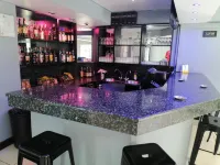 Airport Inn and Suites - bar