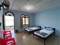 Abadi Guest House Tuktuk - balcony