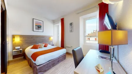 Hôtel de France Contact-Hôtel Отели рядом с достопримечательностью «Buvette et Source Cachat»