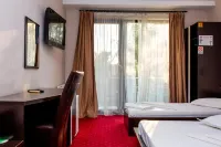 Vila la Mer Hotels near Tomis Eye