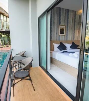 ห้องดีลักซ์เตียงใหญ่หรือเตียงแฝดพร้อมทัศนียภาพของสระว่ายน้ำ