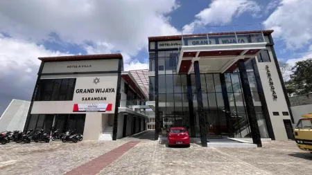 Grand Wijaya Hotel and Villa Sarangan Отели в г. Magetan