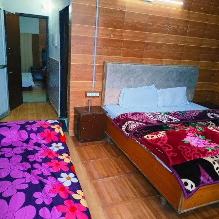 Hotel Holiday Plaza Dalhousie - Near Ghandhi Chowk Mall Road
