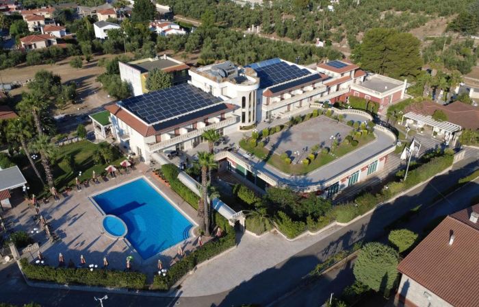 Unico Serrone Palace