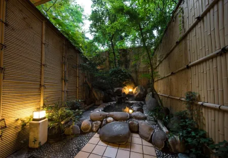 Hotel Shirakawa Yunokura Отели рядом с достопримечательностью «Мировая площадь Тобу»